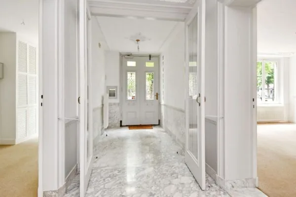 Lichte en elegante hal met marmeren vloer in een woning aan het Lange Voorhout.